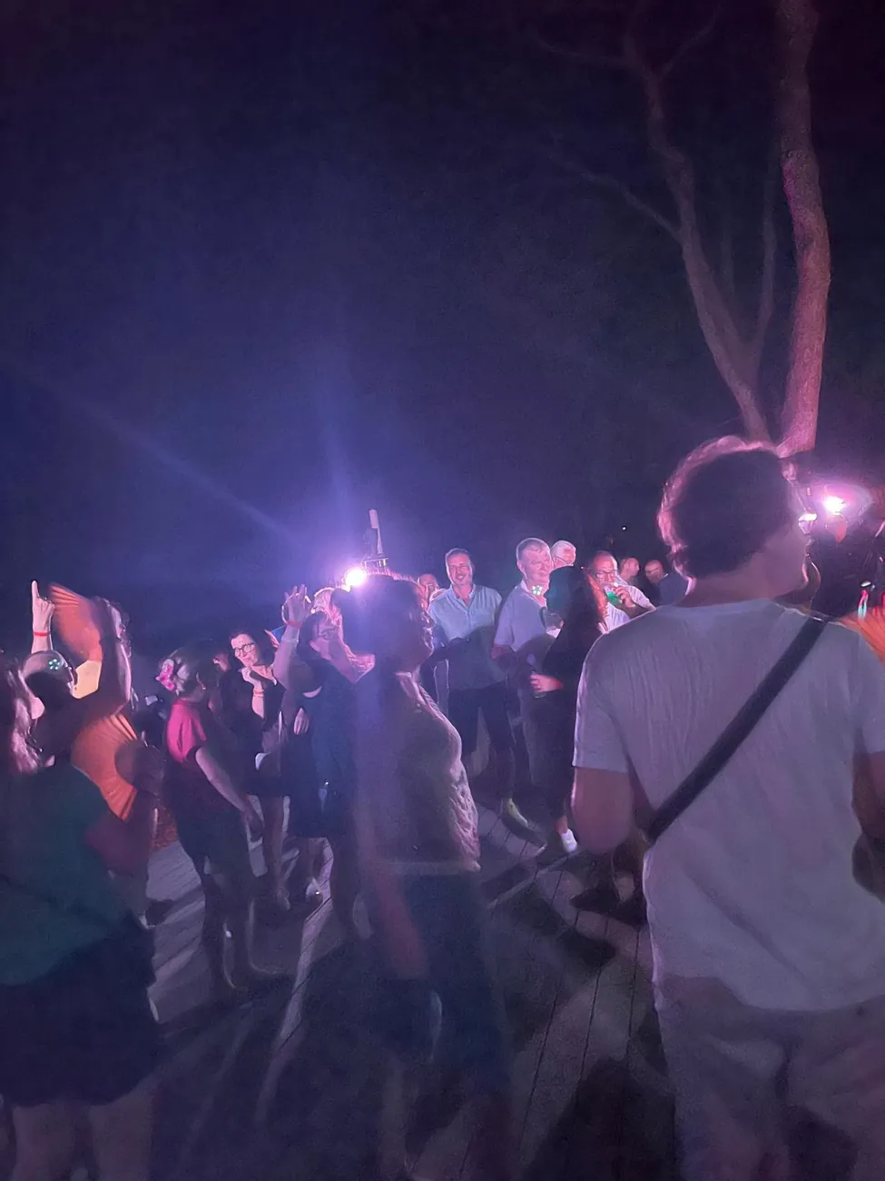 Foule sous les lumières en soirée