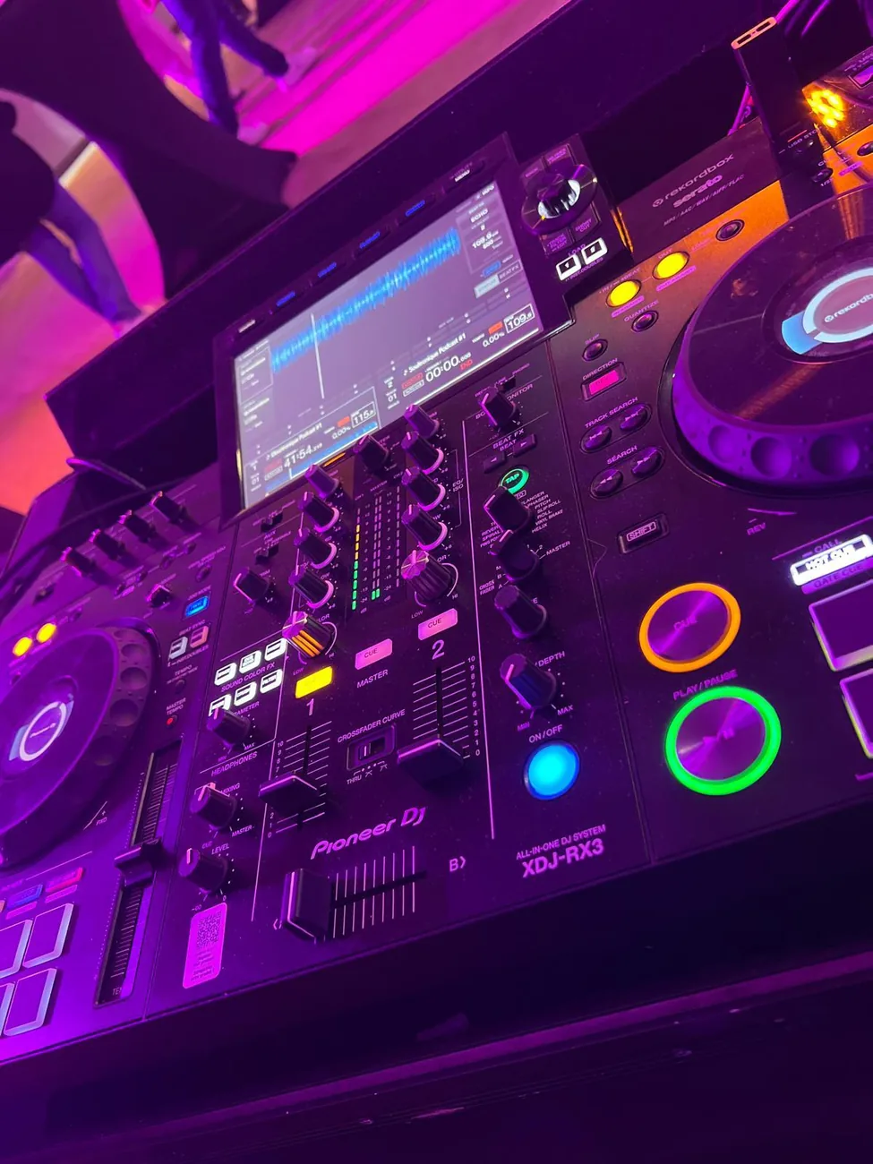 Platine Pioneer XDJ sous les néons